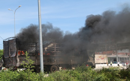 Xe tải bốc cháy ngùn ngụt sát trạm thu phí, giao thông qua quốc lộ 1A hỗn loạn nhiều giờ