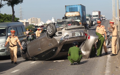 Va chạm với xe đầu kéo, ô tô con chở 3 người lật ngửa giữa đường