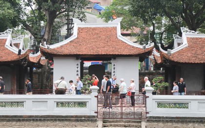 Lạ mắt với hình ảnh Văn Miếu Quốc Tử Giám "rũ áo" rêu phong, khoác lên mình màu sơn xám trắng