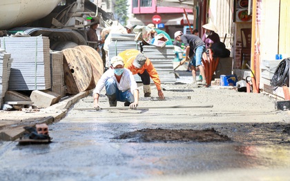 Phố đi bộ Bùi Viện 4 ngày trước khai trương: Công nhân đội nắng, hít bụi để thi công, lát đá vỉa hè