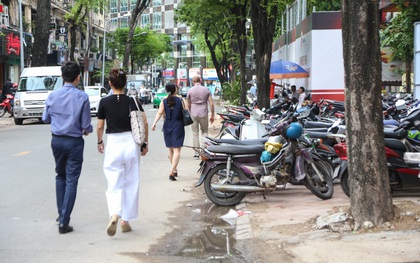 Vỉa hè ở trung tâm Sài Gòn bị tái chiếm cả ngày lẫn đêm sau hơn 3 tháng ra quân lập lại trật tự