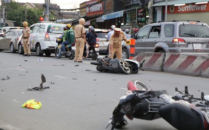 Chùm ảnh: Hiện trường vụ xe ô tô "điên" tông liên hoàn 9 xe máy ở Sài Gòn