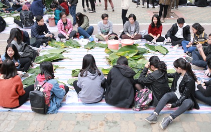 Học sinh Hà Nội hào hứng gói bánh chưng vì một cái "Tết ấm" tặng cho trẻ em nghèo