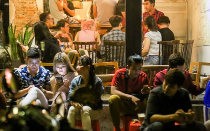 Giới trẻ làm gì trong các quán cafe mở cửa xuyên đêm ở Sài Gòn?