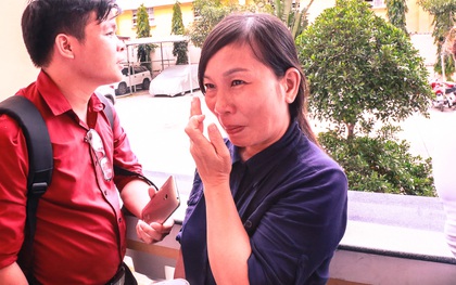 Mẹ nữ sinh bị tạt axit ở Sài Gòn bật khóc: “Quyên làm con tôi ra nông nỗi này mà còn chối tội”