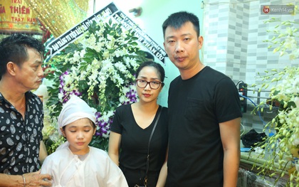 Nghệ sĩ Cát Phượng, vợ chồng Ốc Thanh Vân,... tới viếng danh hài Khánh Nam trong ngày thứ 2 tổ chức tang lễ