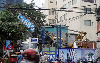 Đà Nẵng: Đang thi công khách sạn, xe cẩu cao gần chục mét bị đổ nghiêng đè vào nhà dân