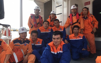 Cứu 12 thuyền viên bị nạn trên tàu chở than 4.700 tấn chìm ở biển Cửa Lò