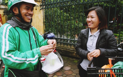 Cô gái Hà Nội nấu "cơm xe ôm 15k" cho tài xế GrabBike, ship tận tay bằng xe đạp điện mỗi buổi trưa