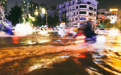 Chùm ảnh: Khu biệt thự quận 7 ở Sài Gòn chìm trong biển nước mênh mông sau cơn mưa lớn kèm sấm sét