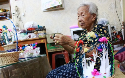 Gia đình cụ bà suốt 70 năm nuôi "thiên nga bông" giữa lòng phố cổ