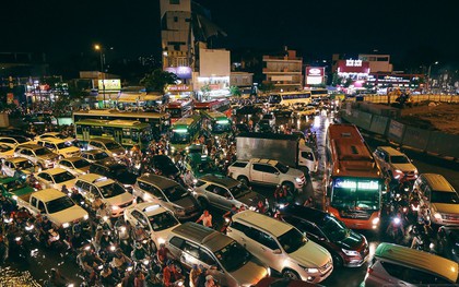 Sài Gòn mưa lớn trước bão số 14, cửa ngõ sân bay Tân Sơn Nhất kẹt xe kinh hoàng