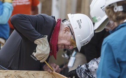 Dù phải nhập viện vì ngã quỵ dưới nắng nóng, cựu tổng thống Mỹ 92 tuổi vẫn quay lại xây nhà cho người nghèo