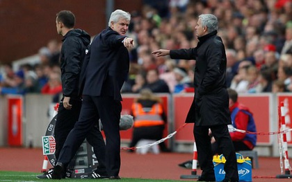Vì sao Jose Mourinho từ chối bắt tay Mark Hughes?