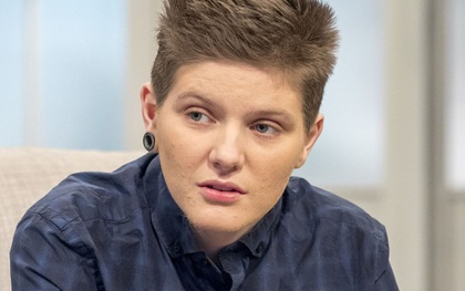 Chàng trai mang thai đầu tiên ở Anh bị dọa giết