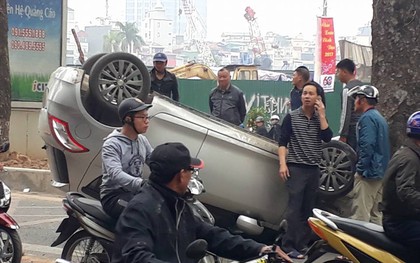 Hà Nội: Ô tô 4 chỗ bị lật khi đi vào làn đường xe buýt nhanh, 2 mẹ con hoảng sợ