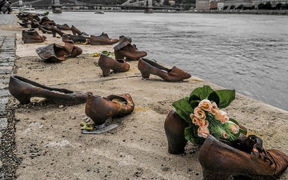 Nhìn thấy hơn 60 đôi giày bên dòng sông Danube ở Hungary, nhiều người bật khóc khi biết câu chuyện ám ảnh phía sau