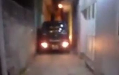 Clip: Đây chắc chắn là pha lùi xe vào nhà trong hẻm khó nhất Hà Nội