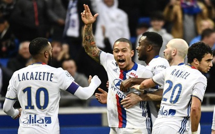 Trêu tức cổ động viên, Depay và đồng đội bị hành hung