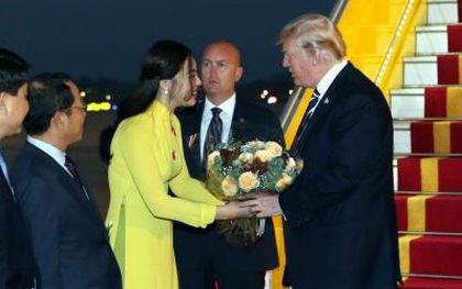 Dân mạng sốt sắng tìm danh tính cô gái tặng hoa cho Tổng thống Mỹ Donald Trump