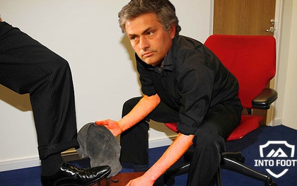 Ảnh chế: Mourinho đi đánh giày sau trận thua Arsenal