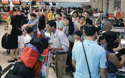 Chùm ảnh: Cận Tết, biển người vật vã hàng tiếng đồng hồ chờ check in ở sân bay Tân Sơn Nhất