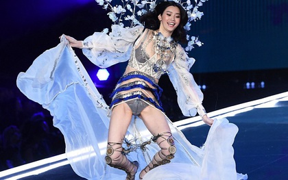 Cú ngã của siêu mẫu Ming Xi tại sàn diễn Victoria's Secret đau đớn và đáng sợ thế nào