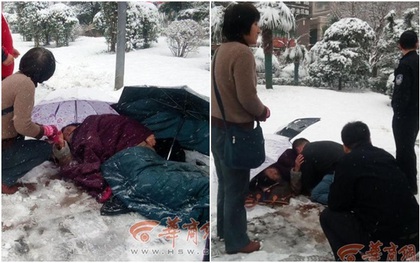 Ấm áp giữa ngày giá lạnh: Người đi đường sẵn sàng cởi áo sưởi ấm cho bà cụ ngã giữa nền tuyết