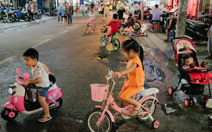 Người dân thích thú dạo bộ ở phố Tây Bùi Viện sau khi có lệnh cấm xe cộ lưu thông vào cuối tuần