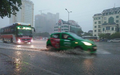 Trận mưa vàng chấm dứt nóng kỷ lục hơn 40 độ C, nơi nào Hà Nội mưa to nhất?