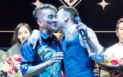 Dương Triệu Vũ hôn Mr. Đàm trên sân khấu, thanh minh khi bị đàn anh trêu: "Vũ nợ Hưng một cuộc tình"