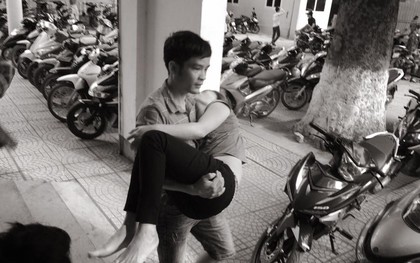 Mẹ khóc ngất đưa con tử vong chưa rõ nguyên nhân trở về nhà mai táng