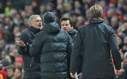 Mourinho và Klopp cãi nhau ỏm tỏi khiến trọng tài phải can ngăn