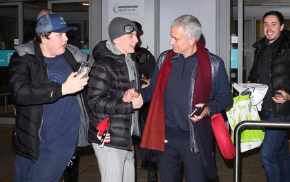 Mourinho hưng phấn, tặng gối cổ cho fan Man Utd