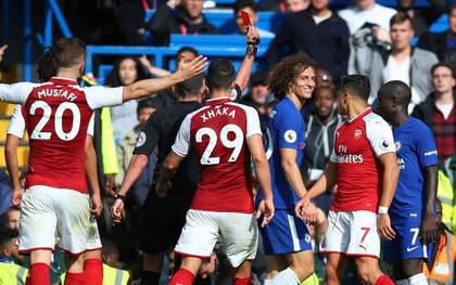 Luiz nhận thẻ đỏ, Chelsea vất vả cầm hòa Arsenal