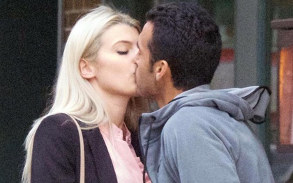 Sao Chelsea ôm hôn bạn gái giữa đường phố London