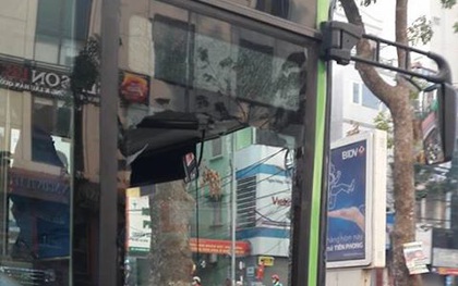 Lái xe buýt BRT bị ô tô đâm vỡ kính: "Tôi nhìn thấy người phụ nữ lái xe tạt ngang rồi tăng ga bỏ chạy"