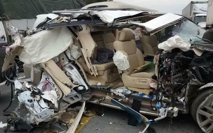 Xe Lexus nát bét sau va chạm với xe tải trên cao tốc Nội Bài - Lào Cai