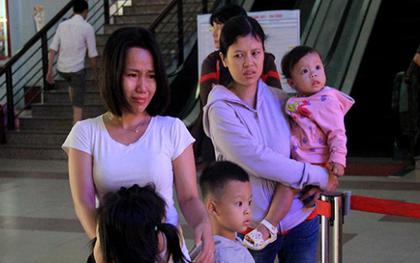 Lỡ tàu về quê, hành khách khóc như mưa tại ga Sài Gòn
