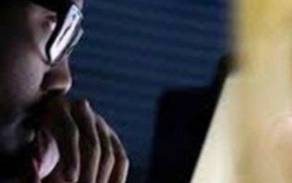 Quay lén cô chủ tiệm cắt tóc đang tắm rồi tống tiền
