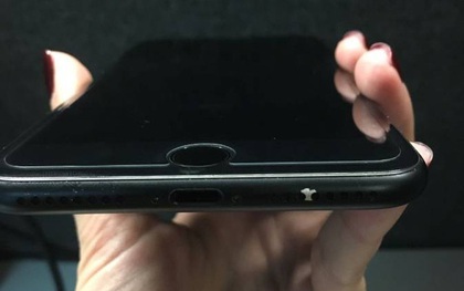Không chỉ iPhone 7 đen bóng, bản đen nhám cũng dễ bị xước và bong tróc sơn