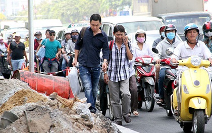 Kẹt xe ở Tân Sơn Nhất, khách bỏ xe chạy bộ vì sợ trễ