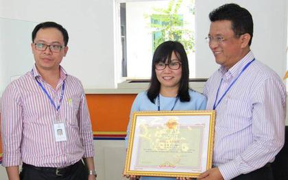 Nhặt được túi nilon chứa 1 tỷ đồng, người phụ nữ đứng dưới mưa chờ trả lại cho người bị mất