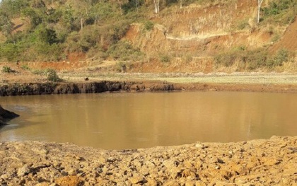 Gia Lai: Rơi xuống hồ nước khai thác than bùn, bé trai 8 tuổi tử vong