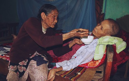 Chạnh lòng cảnh mẹ già 83 tuổi lầm lũi bán rau nuôi 2 người con bệnh tật ở Quảng Nam