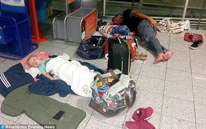 Máy bay bị trễ 26 giờ, hành khách bị ép ngủ trên sàn và chỉ được cho 1 voucher mua đồ ăn