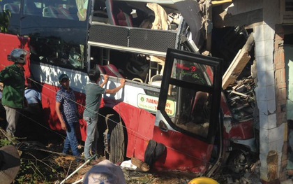 Xe khách Phương Trang đối đầu xe Thành Bưởi: 2 nạn nhân tử vong, nhiều người khác nguy kịch