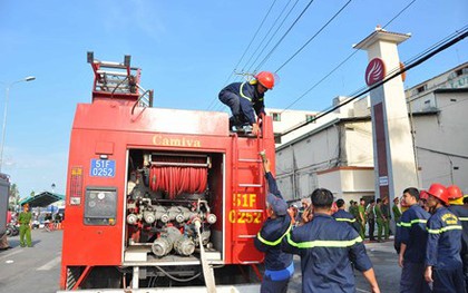 Cháy Công ty may ở Cần Thơ, ngày thứ 5 vẫn hối hả phun nước