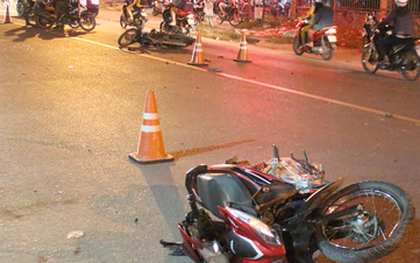 Nam thanh niên khóc thét vì đứt lìa chân sau cú đối đầu