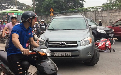Dân vây đánh tài xế ô tô ngổ ngáo, cố tình chạy lùi tông hai mẹ con ở Sài Gòn